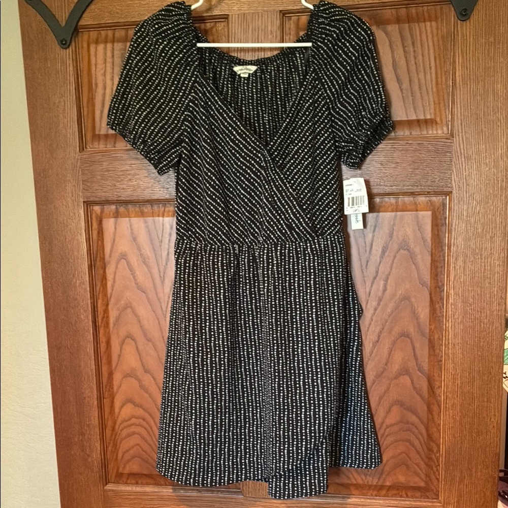 Speechless Black and White V-Neck Puff Sleeve Mini Dress